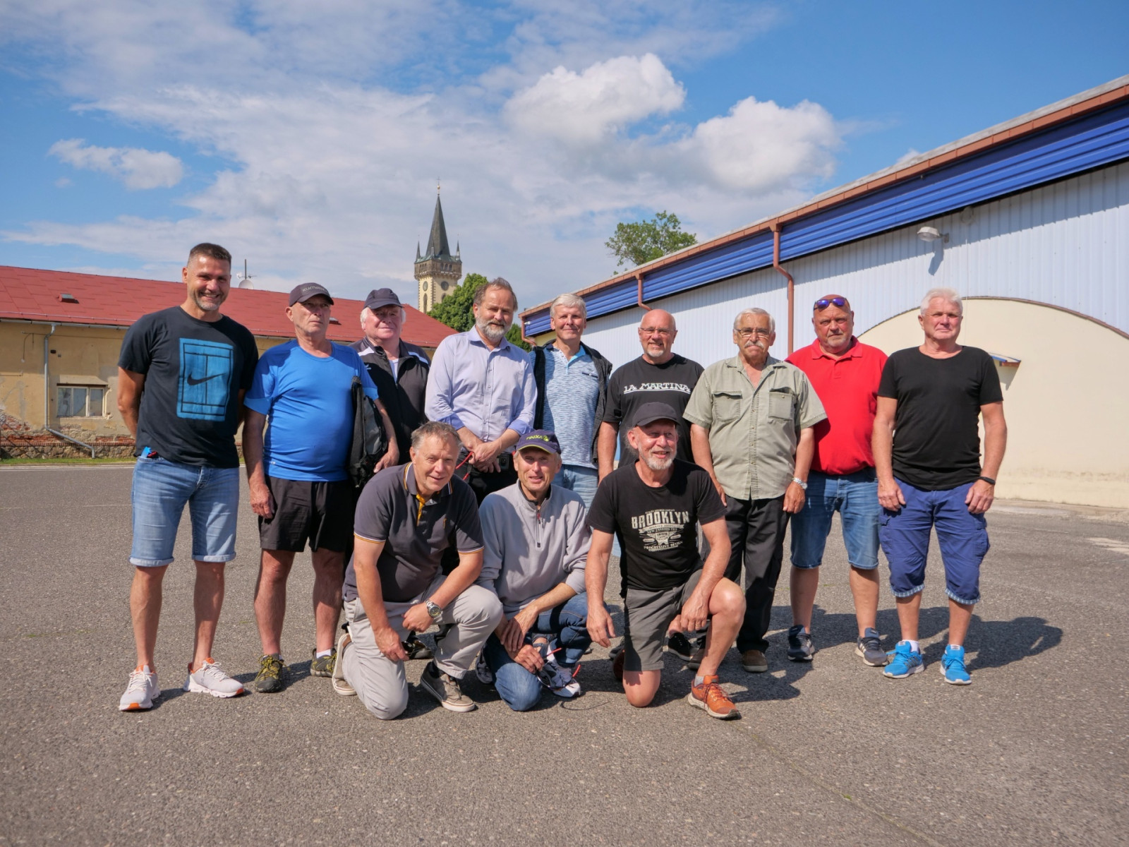 Stojc zleva: Lubo Petera, Ji Blohoubek, Pavel Liptk (autor lnk), Otto Petr, Ivo Liptk, Josef Holan, Vladislav Kudr, Milo Hlavsa, Ale olc Klec zleva: Martin l, Ludk ulc, Otto Strnsk