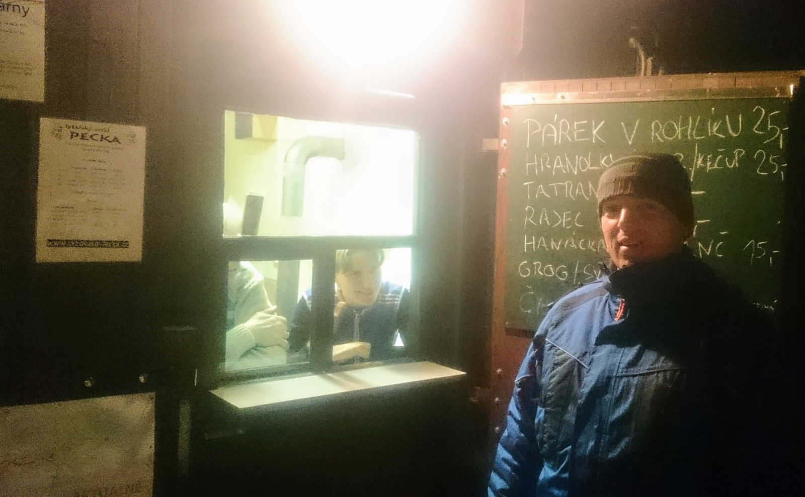 Provozovatel pan Pavel se sv�mi pomocn�ky u kiosku