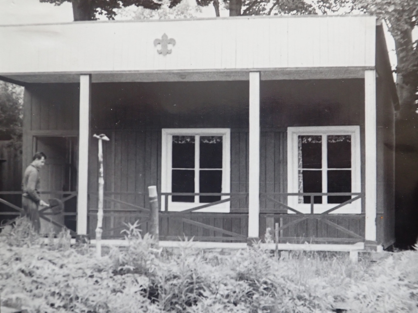 Budov�n� klubovny na Zlatni�ce v roce 1968. Br. O.Hak, br. B. K�de a br. J. ��cha